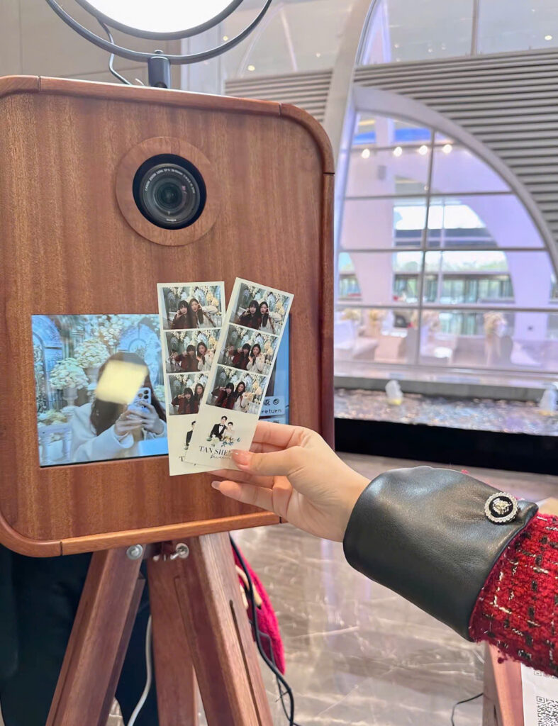 Máy chụp ảnh photobooth cho thuê lấy ảnh ngay được yêu thích
