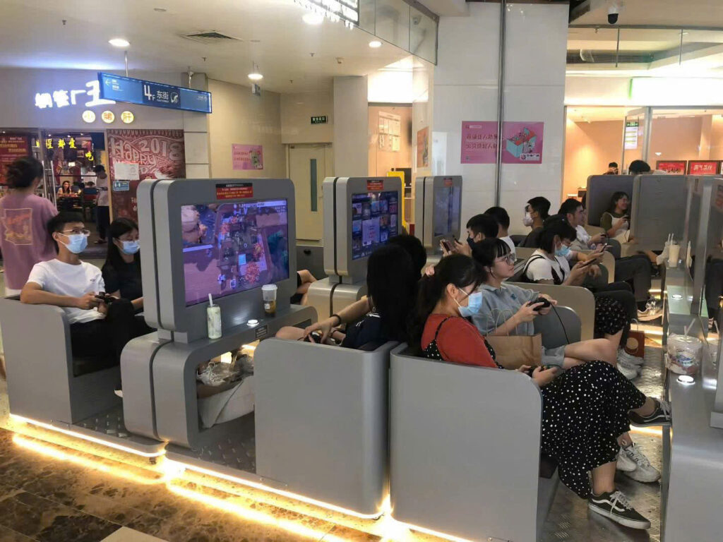 Console gaming machine that attracts a large number of players