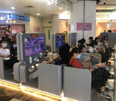 Console gaming machine that attracts a large number of players