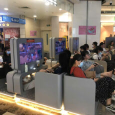 Console gaming machine that attracts a large number of players