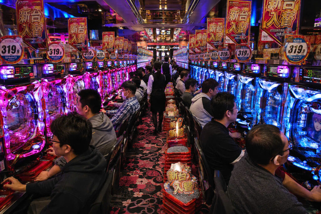 Khu vực máy game Pachinko thu hút đông đảo người chơi mỗi ngày