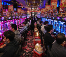 Khu vực máy game Pachinko thu hút đông đảo người chơi mỗi ngày